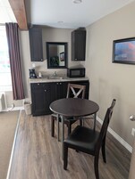 Room, 2 Queen Beds, Kitchenette | Dining