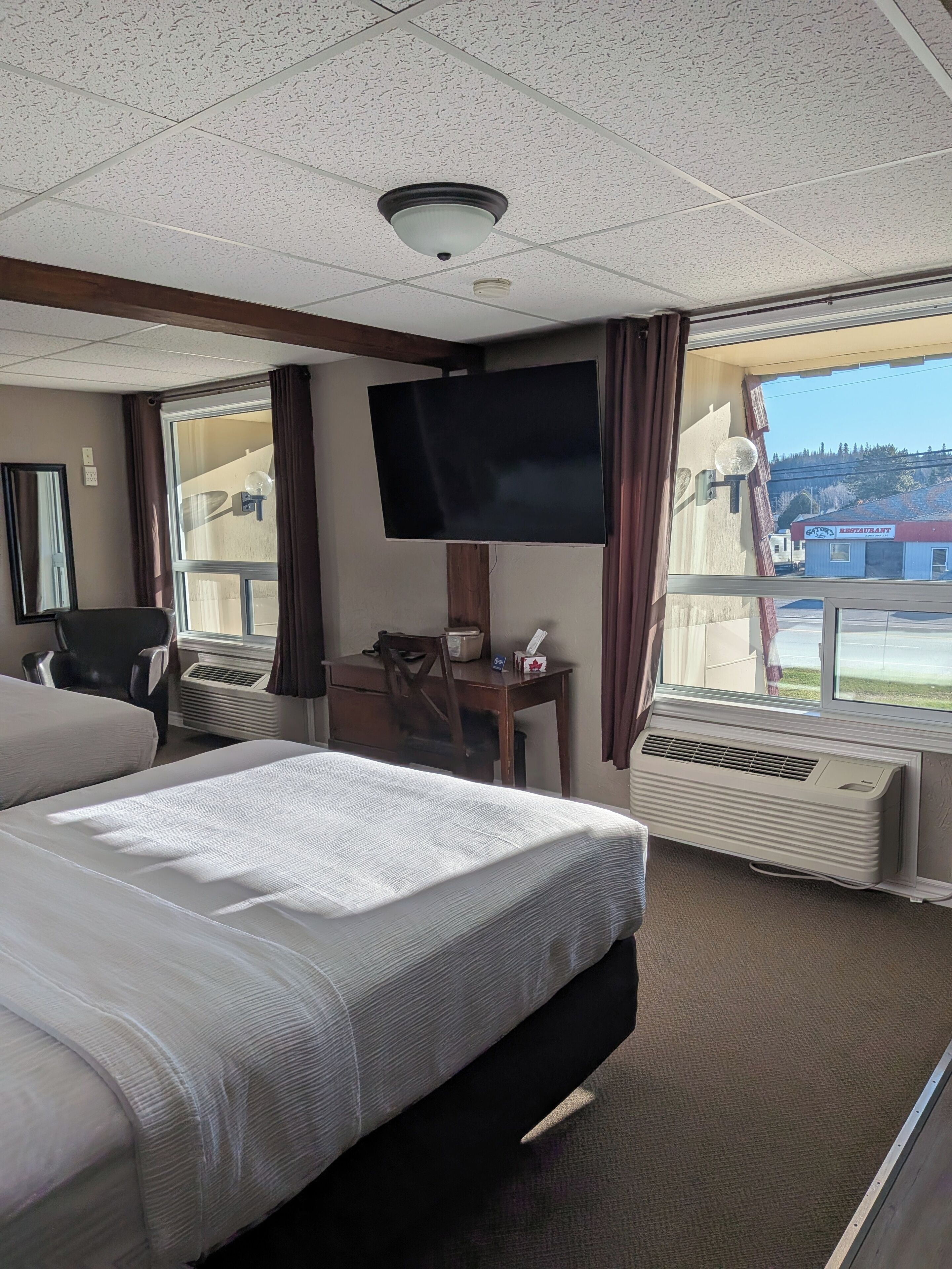 Værelse - 2 queensize-senge - tekøkken