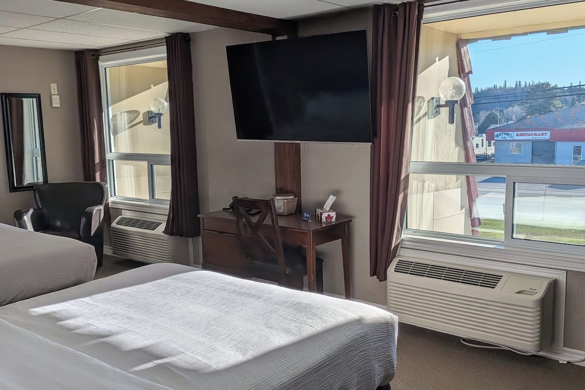 Værelse - 2 queensize-senge - tekøkken