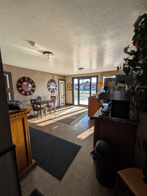 Dining - Beaver Motel (Wawa)