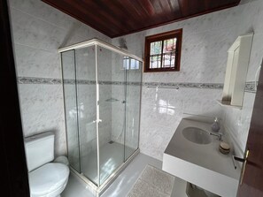 Regadera, secadora de cabello, toallas, jabón 