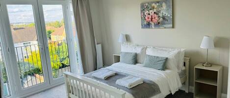4 bedrooms, iron/ironing board, WiFi, bed sheets