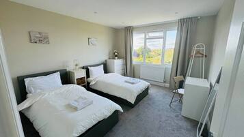 4 bedrooms, iron/ironing board, WiFi, bed sheets