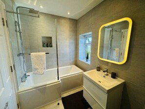 Shower, hair dryer, towels, soap - Bright & Spacious Home Near London | Sleeps Groups Comfortably (Croydon)