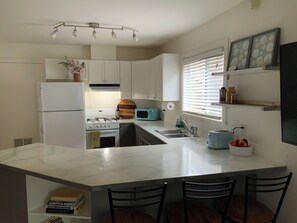 Microwave, oven, stovetop, dishwasher - Quaint 2-bedroom garden suite near transit, trails, family-friendly vibe & hikes (North Vancouver)
