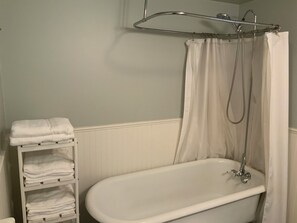 Towels, soap, toilet paper - Quaint 2-bedroom garden suite near transit, trails, family-friendly vibe & hikes (North Vancouver)