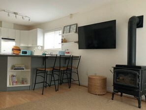 Interior - Quaint 2-bedroom garden suite near transit, trails, family-friendly vibe & hikes (North Vancouver)