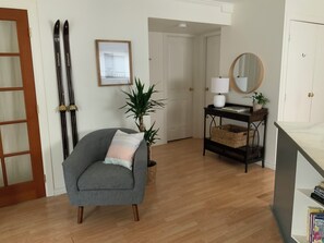 Interior - Quaint 2-bedroom garden suite near transit, trails, family-friendly vibe & hikes (North Vancouver)