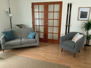 Interior - Quaint 2-bedroom garden suite near transit, trails, family-friendly vibe & hikes (North Vancouver)