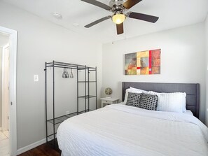 Room - Tampa Pool Property with 4 Apartments (Tampa)