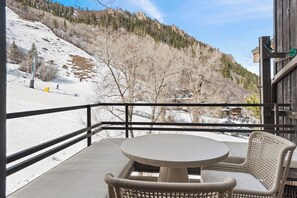 Outdoor dining - Ski-In/Ski-Out Aspen Chalet for 8 at Lift 1A with Pool, Hot Tub, Tennis Court & A/C (Aspen)
