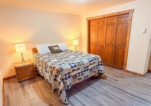 3 bedrooms, iron/ironing board, free WiFi, bed sheets - Cozy Mountain Retreat in the heart of McCall (McCall)