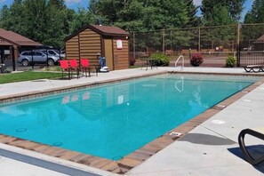 Outdoor pool - Cozy Mountain Retreat in the heart of McCall (McCall)