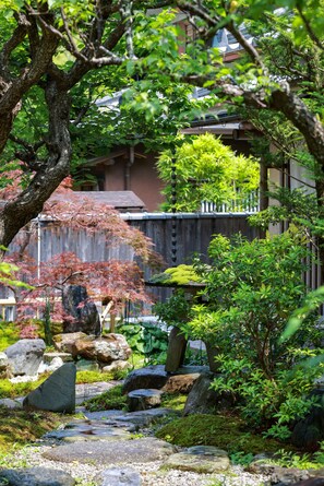 Property grounds - Arashiyama Retreat: 200 sq.m. Zen residence｜5LDK 3 bathrooms｜Maximum 11 guests｜Overlooking Kyoto city (京都市右京区)