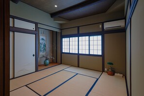 Interior - Arashiyama Retreat: 200 sq.m. Zen residence｜5LDK 3 bathrooms｜Maximum 11 guests｜Overlooking Kyoto city (京都市右京区)