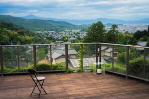 Property grounds - Arashiyama Retreat: 200 sq.m. Zen residence｜5LDK 3 bathrooms｜Maximum 11 guests｜Overlooking Kyoto city (京都市右京区)