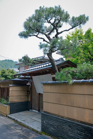 Property grounds - Arashiyama Retreat: 200 sq.m. Zen residence｜5LDK 3 bathrooms｜Maximum 11 guests｜Overlooking Kyoto city (京都市右京区)