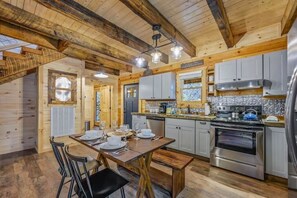 Kylskåp, mikrovågsugn, ugn och spishäll