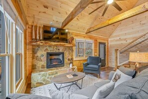 Smart-TV, Kamin, Bücher