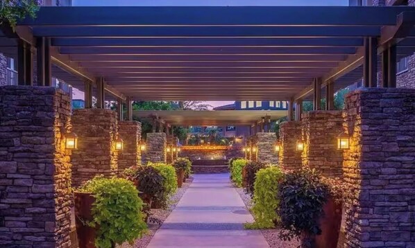 Property grounds - Resort-Style Condo at Toscana of Desert Ridge (Phoenix)