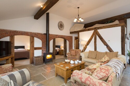 Luxury barn near Ellesmere
Sleeps 10 • Hot tub • Pub 2 min walk