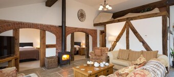 Luxury barn near Ellesmere
Sleeps 10 • Hot tub • Pub 2 min walk