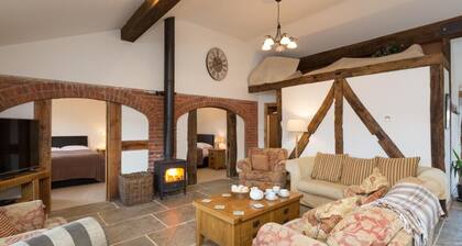 Luxury barn near Ellesmere
Sleeps 10 • Hot tub • Pub 2 min walk