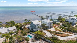 Une communauté côtière avec des maisons, une jetée et une piscine.