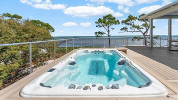 Tina de hidromasaje al aire libre