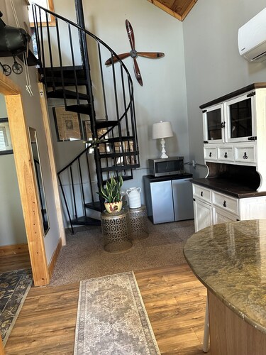 2-bedroom cottage only half mile from interstate 75 in Calhoun. Dog friendly.