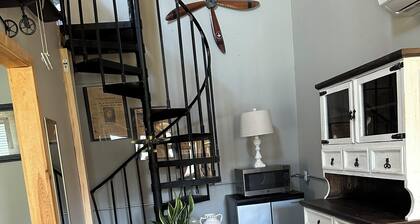 2-bedroom cottage only half mile from interstate 75 in Calhoun. Dog friendly.