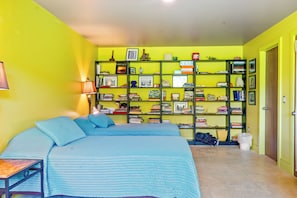 Una stanza con un letto, una libreria e una scrivania.