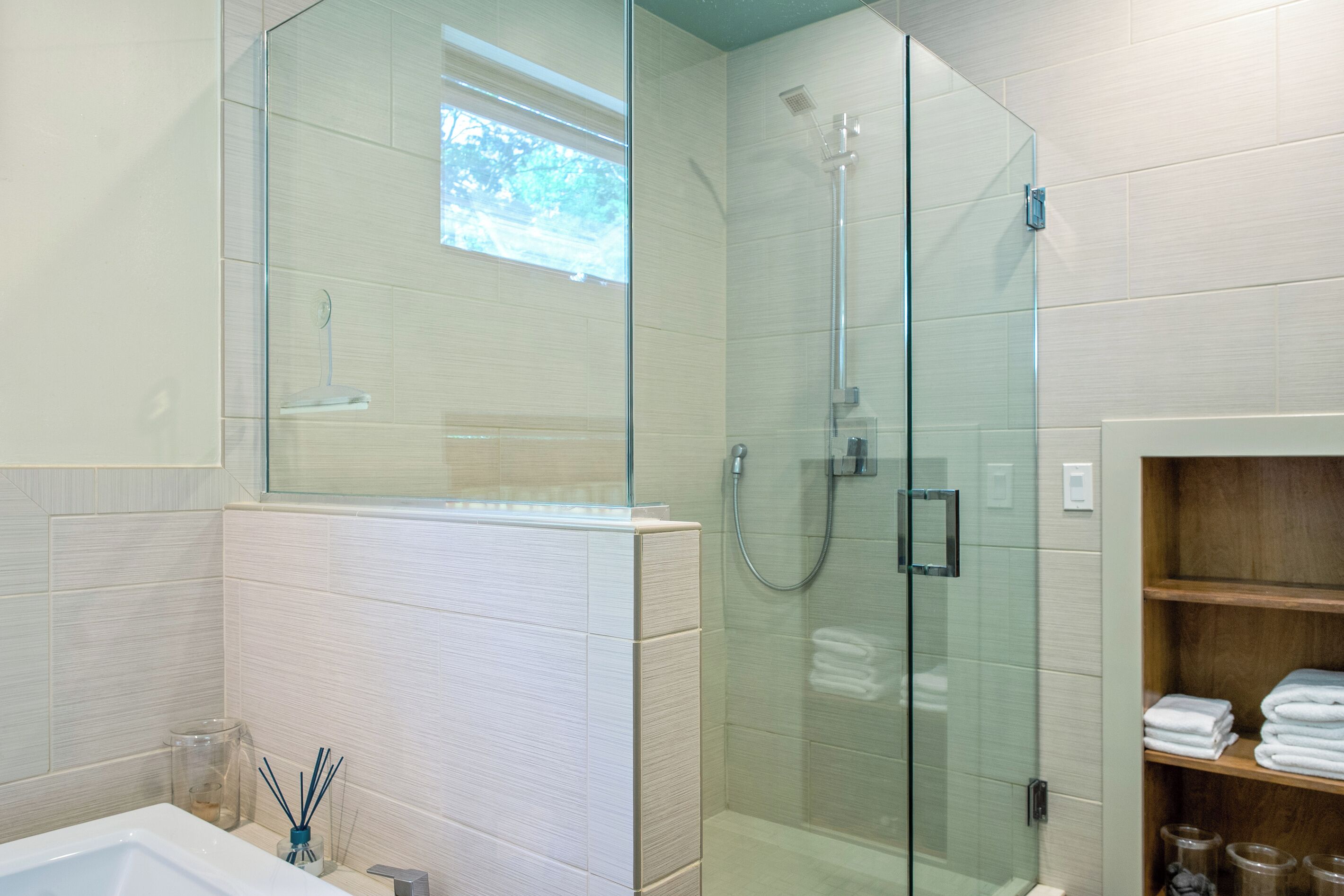 Shower, hair dryer, bidet, towels