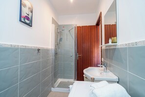 Een douche, een haardroger, een bidet, handdoeken