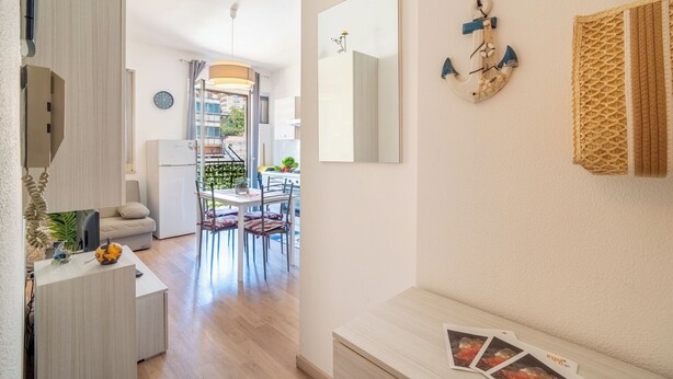 Una cucina moderna con zona pranzo, un grande specchio e un tavolino con riviste.