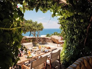 Outdoor dining - Belvedere Hilltop Rooms & Suites - The Leading Hotels of the World (Mykonos)