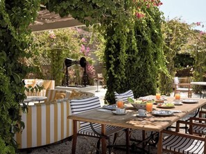 Outdoor dining - Belvedere Hilltop Rooms & Suites - The Leading Hotels of the World (Mykonos)