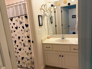 Bathroom - Spacious 4-bedroom house with deck and fitness room in Olathe- World Cup Ready (Olathe)