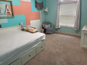 Room - Spacious 4-bedroom house with deck and fitness room in Olathe- World Cup Ready (Olathe)