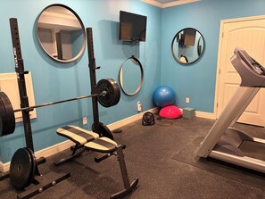 Fitness facility - Spacious 4-bedroom house with deck and fitness room in Olathe- World Cup Ready (Olathe)