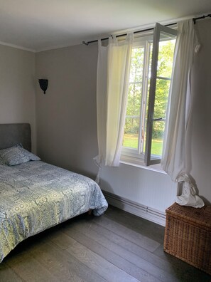 Room - Charming estate for up to 20 people, 1 hour from Paris, Quiet, heated pool (Lachapelle-aux-Pots)