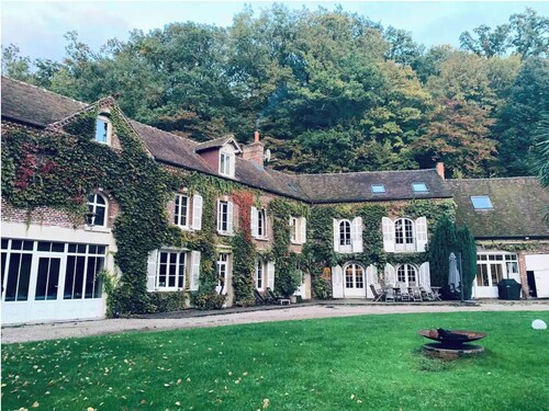Charming estate for up to 20 people, 1 hour from Paris, Quiet, heated pool
