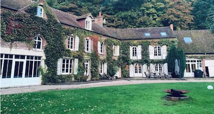 Charming estate for up to 20 people, 1 hour from Paris, Quiet, heated pool