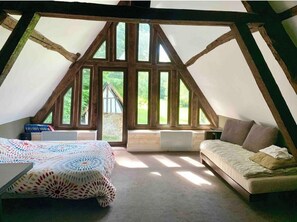 8 bedrooms, desk, iron/ironing board, travel crib