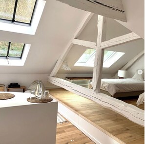 8 Schlafzimmer, Schreibtisch, Bügeleisen/Bügelbrett, Reisekinderbett
