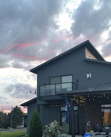 Exterior. Cozy 1bedroom/1 bath/couch in cozy Bismarck-close to airport -over looking water