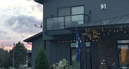 Cozy 1bedroom/1 bath/couch in cozy Bismarck-close to airport -over looking water