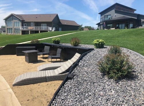 Cozy 1bedroom/1 bath/couch in cozy Bismarck-close to airport -over looking water