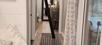 Adorable 2-bedroom cabin with AC in charming Brooklyn