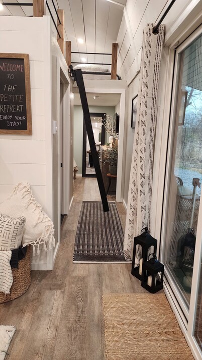 Adorable 2-bedroom cabin with AC in charming Brooklyn